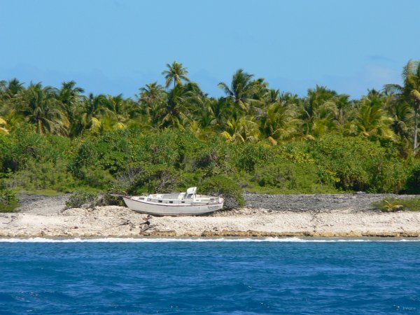 110- Un bateau echoue a l'entree de la passe d'Avatoru 